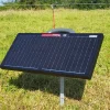Poste de clôture sur panneau solaire