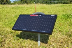 Poste de clôture sur panneau solaire