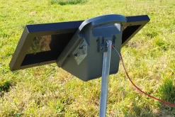Poste de clôture sur panneau solaire