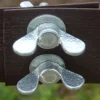Vis papillon de connexion pour ruban polyéthylène