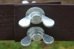 Vis papillon de connexion pour ruban polyéthylène