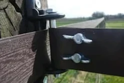 Vis papillon de connexion pour ruban polyéthylène